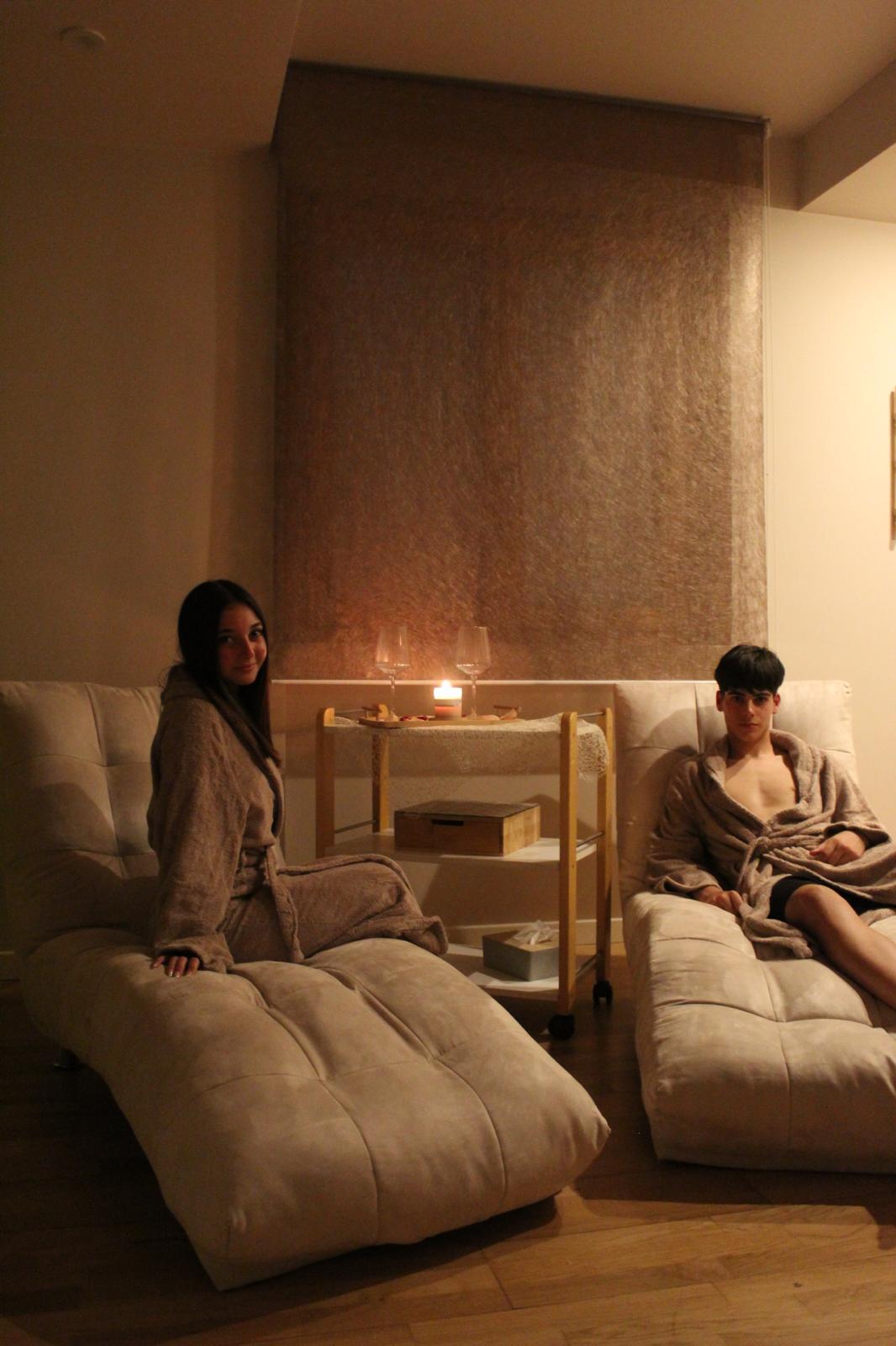 Zona relax con calici e candela