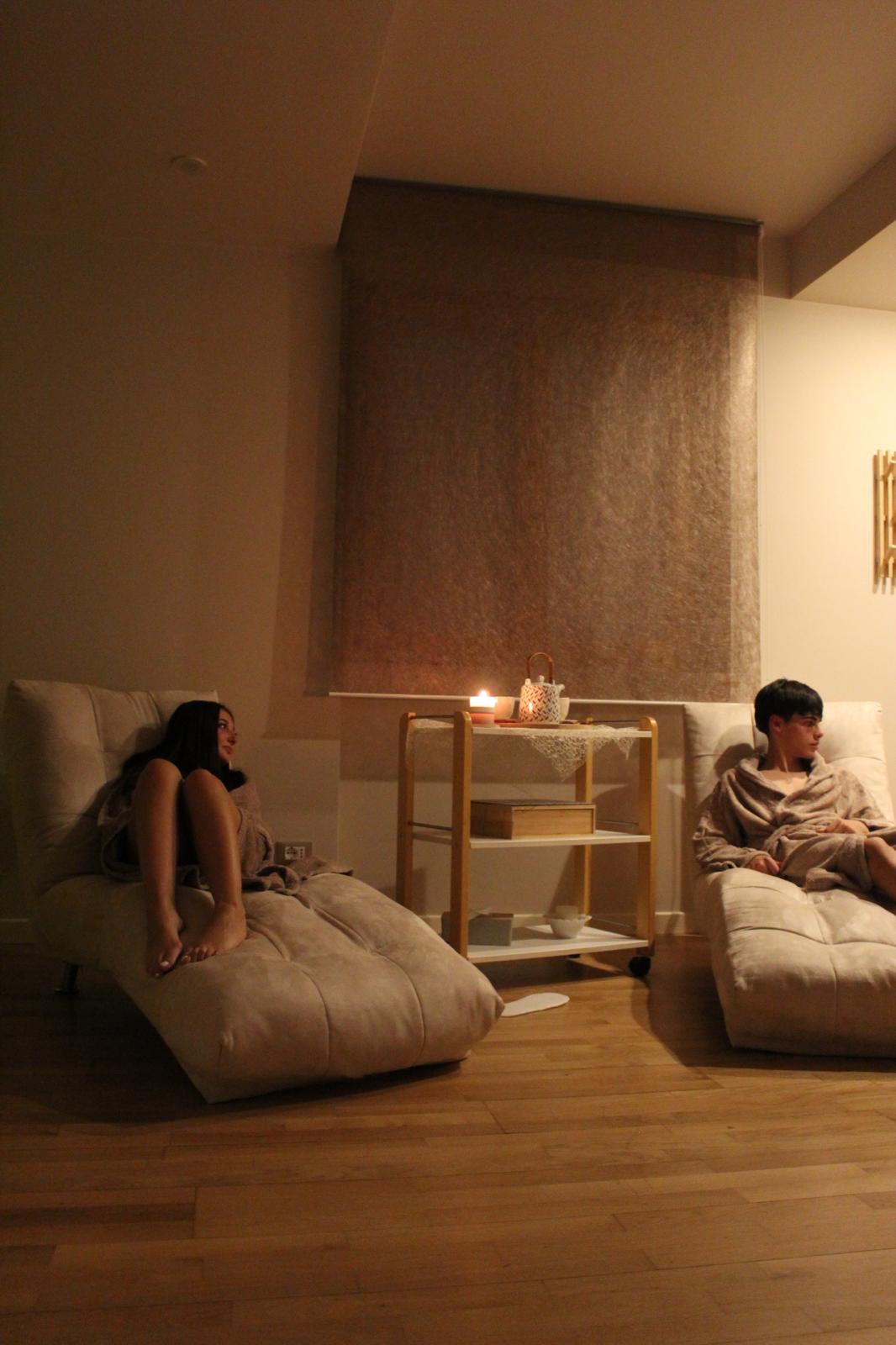 Zona relax con chaise longue in tessuto