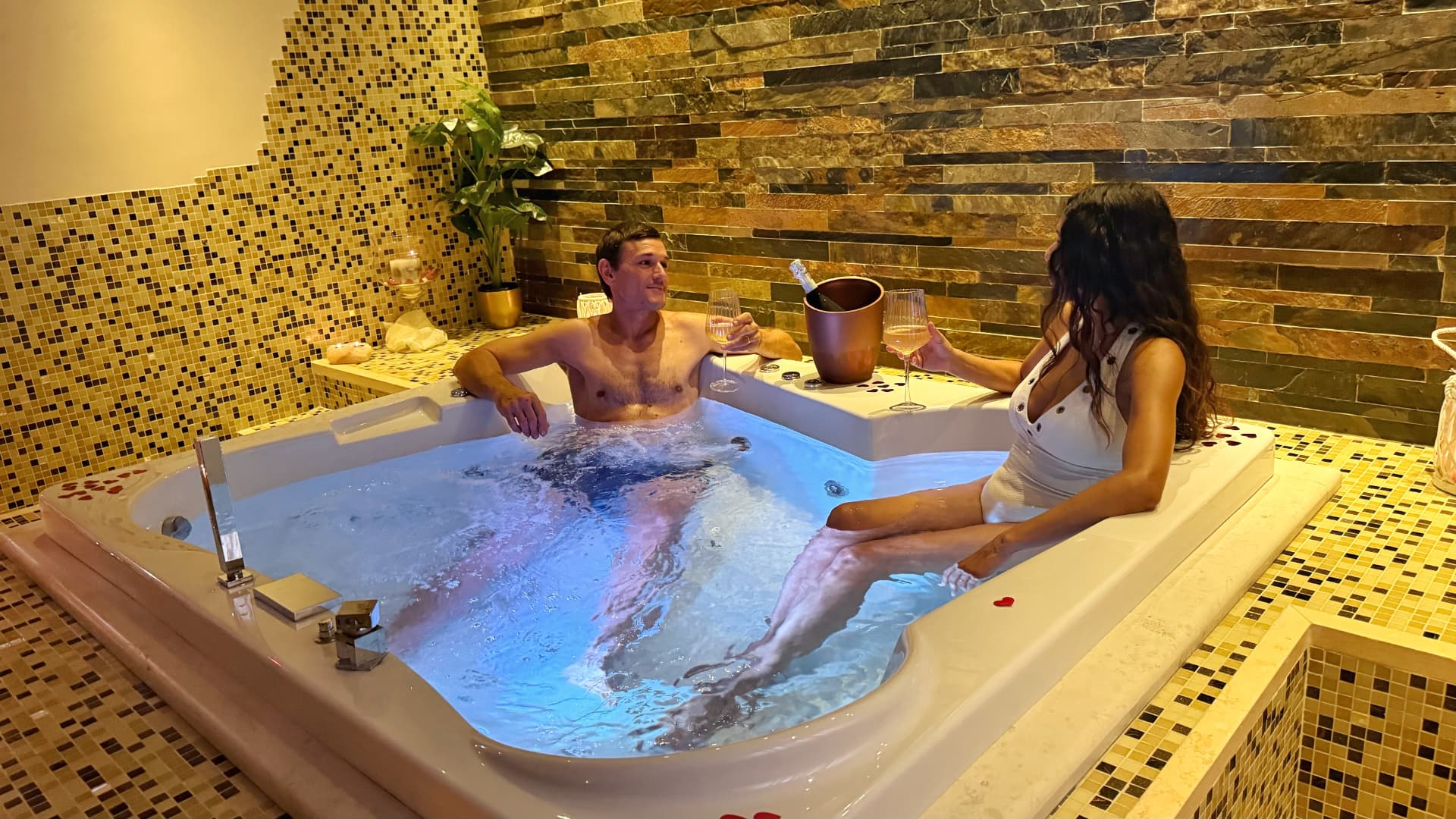 Coppia nella vasca idromassaggio della Spa